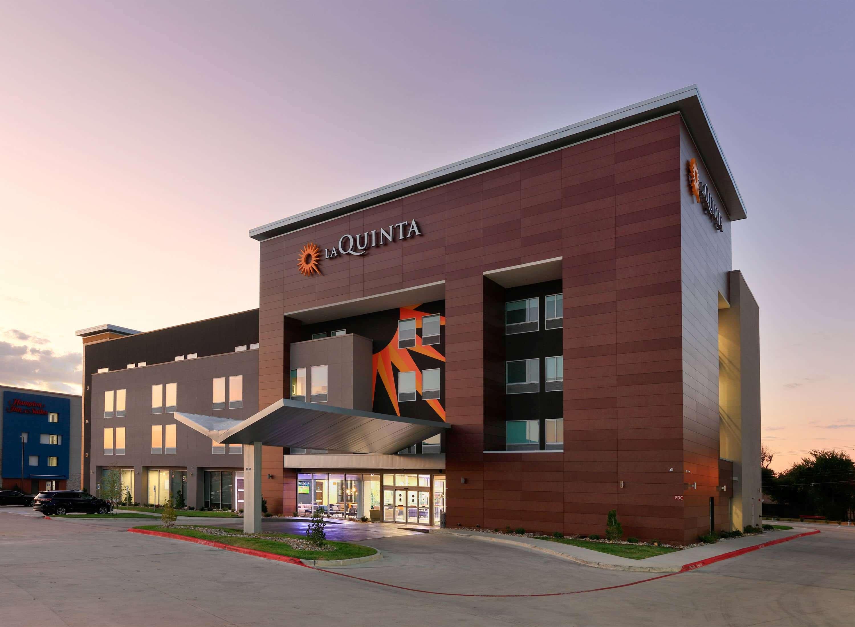 La Quinta Inn & Suites By Wyndham Dallas/Fairpark المظهر الخارجي الصورة