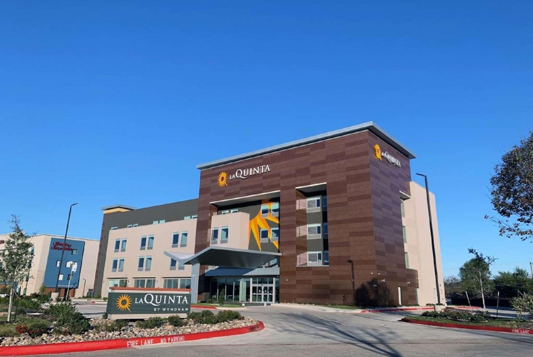 La Quinta Inn & Suites By Wyndham Dallas/Fairpark المظهر الخارجي الصورة